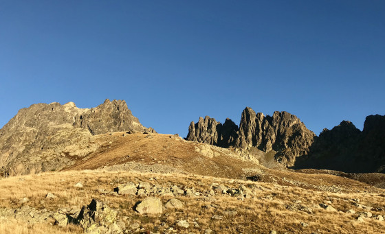 La croupe herbeuse à suivre pour monter vers le Col de la Combe