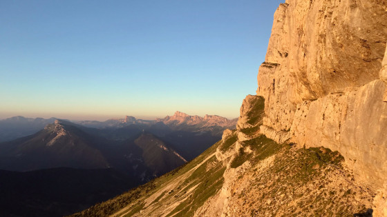 À l'aurore, sur le sangle menant au Col des Deux Soeurs