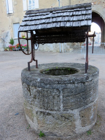 Ancien puits près de la porte fortifiée médiévale