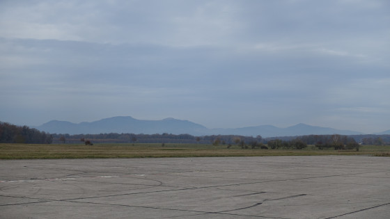 Ancienne piste aérodrome au fond les Vosges