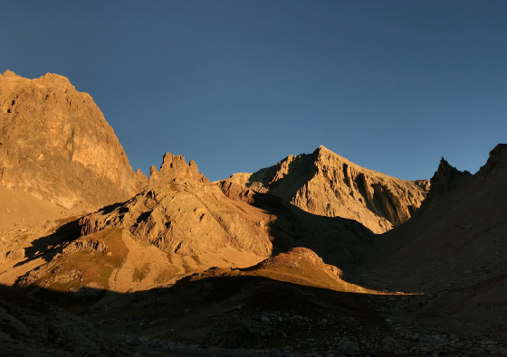 Aurore sur le fond du vallon au-dessus du Lac Sorcier