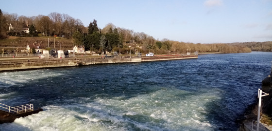 Fauteuil roulant peut traverser la barrière de barrage de l'eau