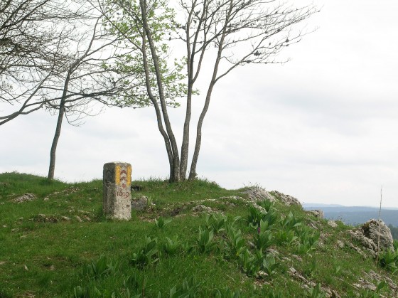 Borne frontière sur le rocher du cerf