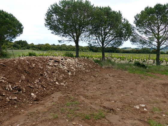 Butte de terre poussée par les vignerons