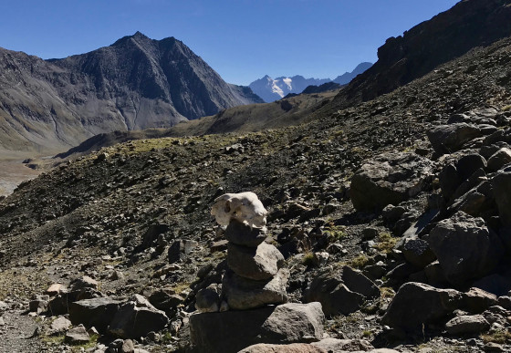 Cairn devant le Pic des Trois Évêchés