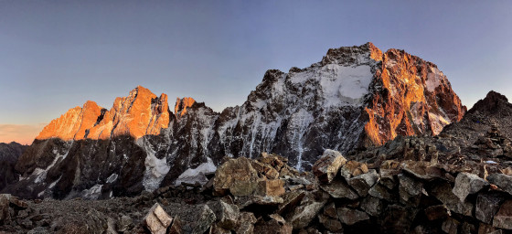 Coucher de soleil sur le Pelvoux, le Pic Sans Nom, le Pic du Coup de Sabre et l'Ailefroide