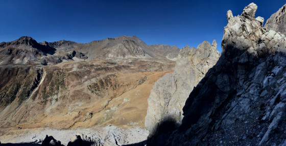 Dans la descente du Col de l'Étroit du Vallon, les Chalets du Vallon