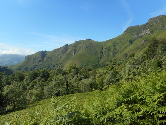 derrière nous sur le chemin du Col de Larrarté