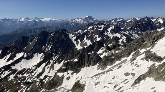 Du sommet du Pic du Frêne, vue des Aiguilles de la Saussaz à la Pointe de Comberousse