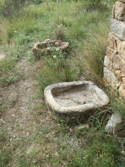 Ecuelles en pierre au pied de la cabane de berger des Horts