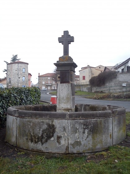 Fontaine circulaire et sa croix, à Flat