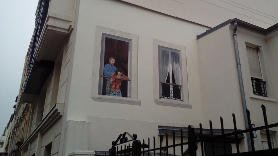 Garçon et fille au bord de la fenêtre