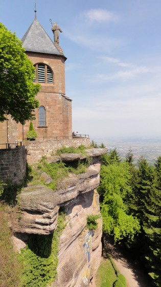 L'église du Mont-Saint-Odile sur son piton rocheux et la plaine d'Alsace