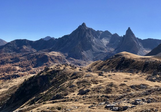 La Dent du Diable et la Crête du Raisin au-dessus des deux mamelons entre lesquels passe l\'itinéraire