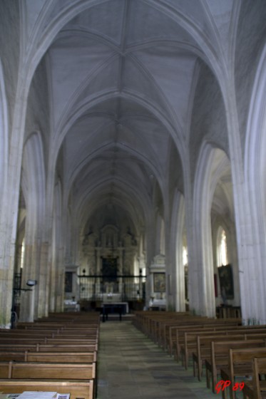 La nef centrale de l'église St Symphorien