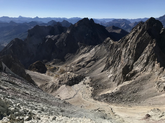 La pente menant à la crête et l'antécime de la Pointe des Cerces