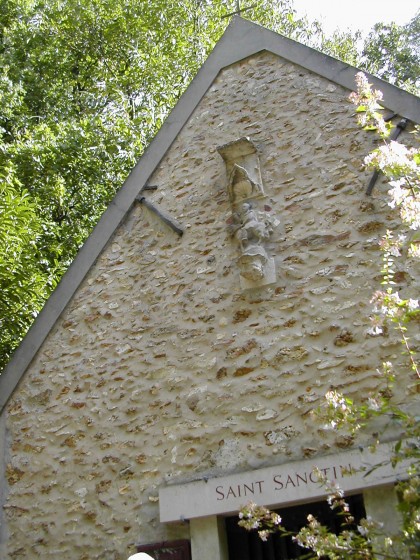 La petite chapelle Saint Sanctin et sa statue