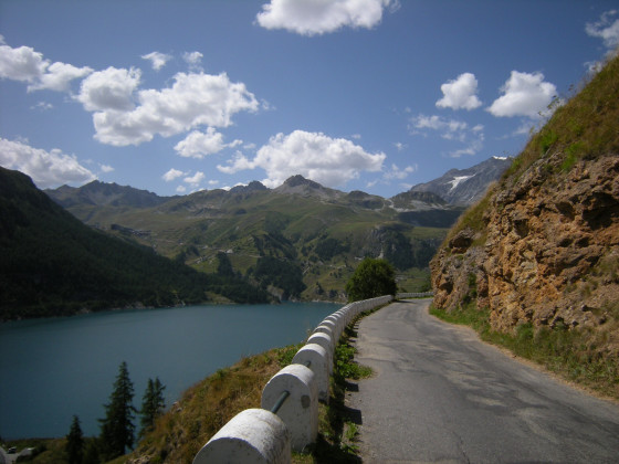 La route du Villaret, avec vue sur le lac du Chevril