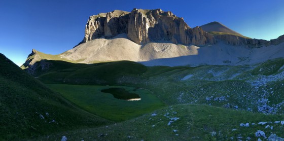 La Tête de Lauzon (2278m) se reflète dans le lac éponyme au lever du soleil