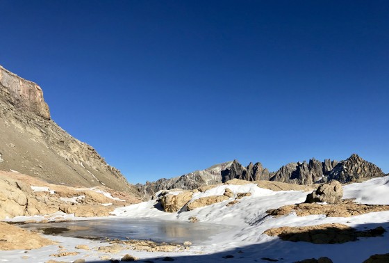 Lac anonyme sur fond de Pointe des Cerces et Pic de la Moulinière