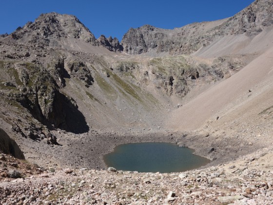 Lac de Combeynot enchâssé dans sa cuvette