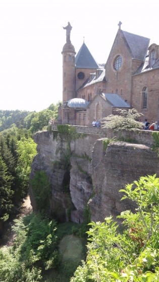 Le couvent du Mont-Saint-Odile sur son piton rocheux de grès des Vosges