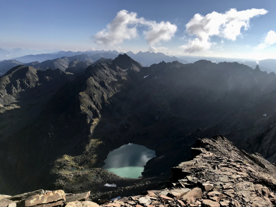 Le Lac Blanc au lever du soleil depuis le sommet de la Grande Lance de Domène