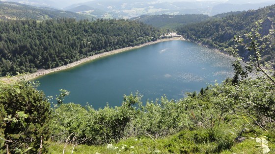 Le lac blanc vu d'en haut à partir d'une petite plateforme aménagée