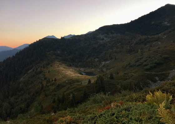 Le lac et le chalet du Léat au lever du jour