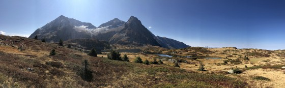 Le Lac Fourchu devant le massif du Taillefer