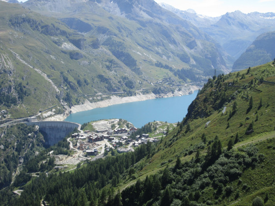 Le quartier des Boisses et le lac du Chevril