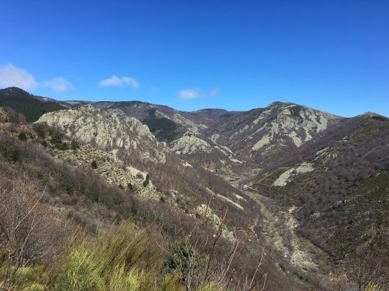 Le Rocher de la Clé (à gauche) et le Rocher des Aigles (à droite)