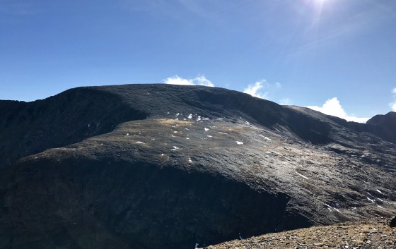 Le sommet de la Pyramide vu du col sous le Taillefer