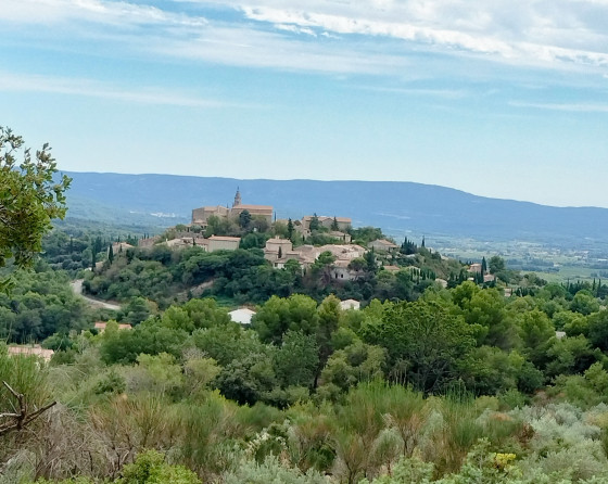 Le village perché de Crillon en vue