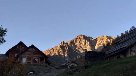 Les chalets de Buffère sous la Tour Noire et la Pointe de Buffère au lever du soleil.