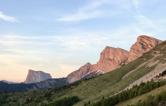 Lever de soleil sur le Mont-Aiguille, le Grand Veymont, Roche Rousse et le Rocher de Séguret