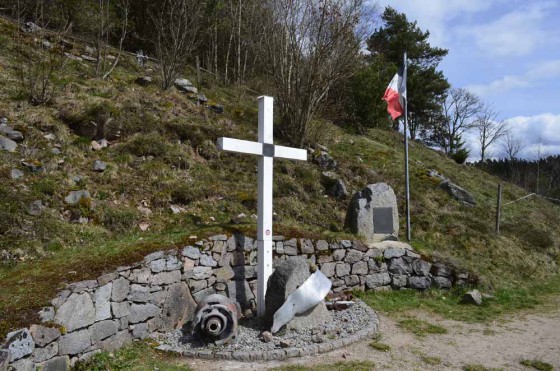 Monument élevé à la mémoire des victimes de l'équipage du Lancaster NN766