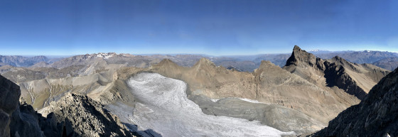 Panorama centré Sud sur la crête Ouest menant à l\'Aiguille du Goléon