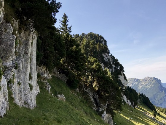 Passage pour monter au plateau de Charmilles, vers le Pas de la Rousse