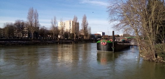 Péniche amarrée