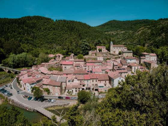 Point de vue sur le village d'Av&egrave;ne