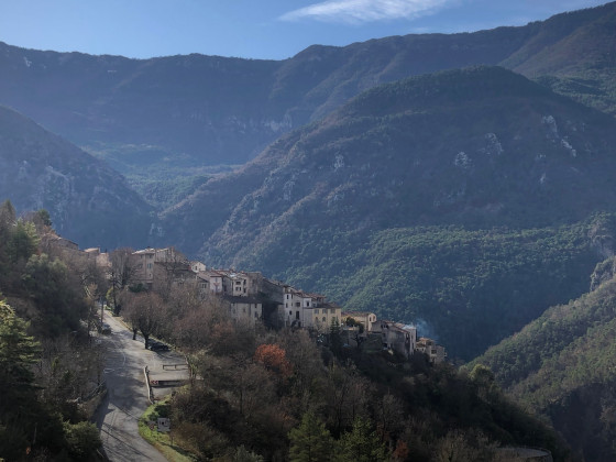 Premi&egrave;re vue sur le village