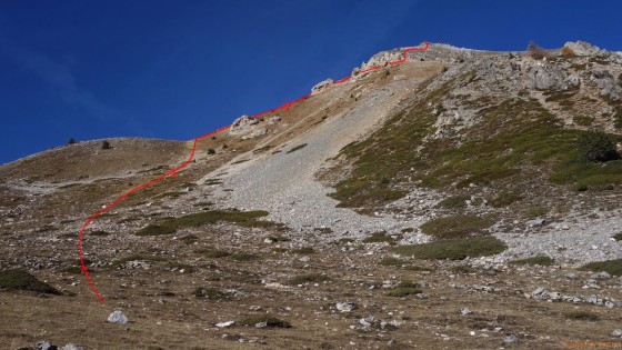 Remontée à gauche du pierrier dans le talweg puis à gauche des rognons rocheux