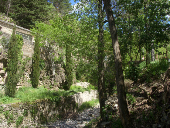 Ruisseau asséché entrée de Lunas.