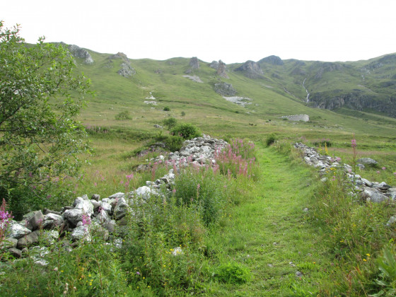 Sentier montant entre deux murets