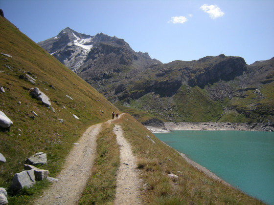 Sur la rive droite du lac de la Sassière