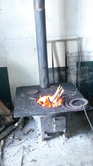 Un bon feu dans la cabane d'Aoulhet (1165m)