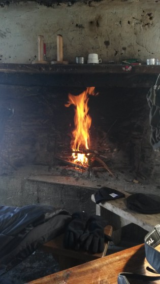 Un bon feu dans la cabane de l'Isarce (1285m)