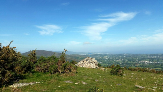 Un énorme cairn planté d'une croix au sommet de Ziburumendi.