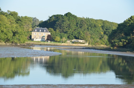 Une maison sur le bord de la rivière